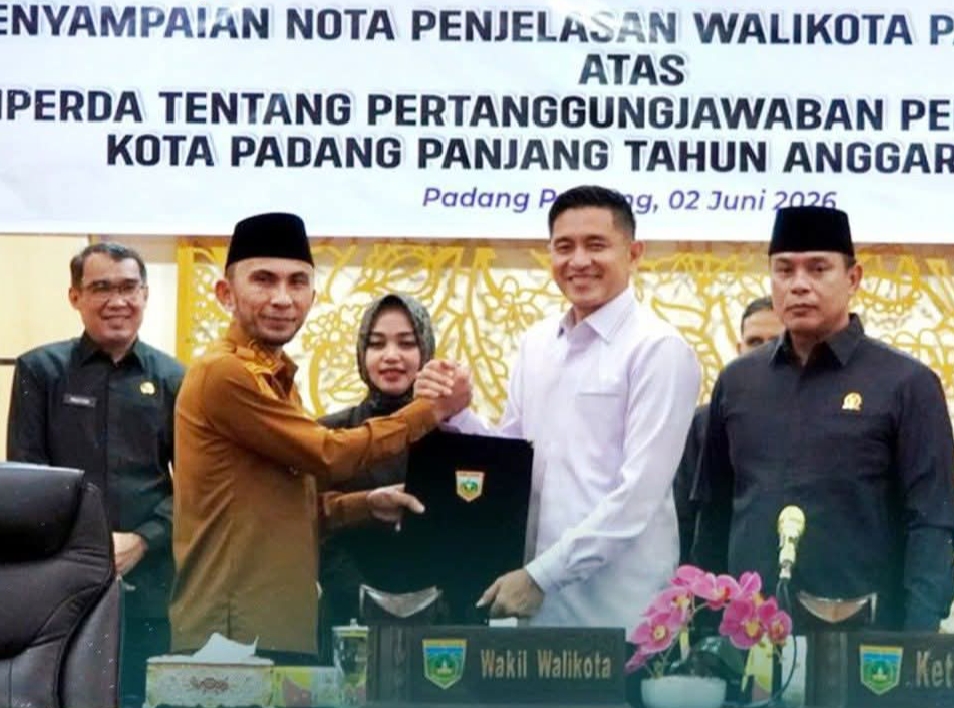 Wawako Allex saat  menyerahkan laporan pertanggungjawaban APBD Padang Panjang 2025 diterima Ketua DPRD, Imbral